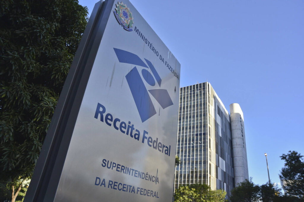 Placa em frente a Receita Federal, em referência a Receita Federal.